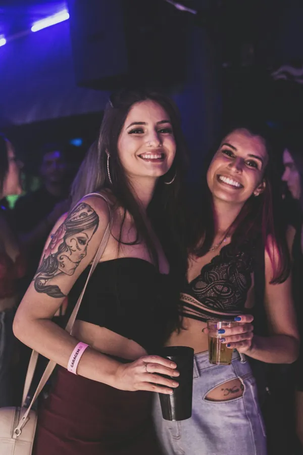 Deux amies en soirée